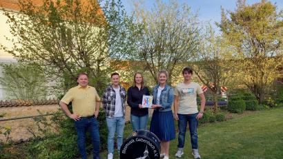 Bild: swo
Über die erneute Auszeichnung mit dem Junior-Award durch die Kreisvorsitzende der Nordbayerischen Bläserjugend, Katharina Stein (Mitte,) freuen sich (von links) die beiden Vorsitzenden Simon Lösch und Johannes Gottschalk sowie die Dirigenten Angelika Schöpf 
 vom Nachwuchsorchesters Angelika Schöpf und Martin Dotzler vom Orchester.
