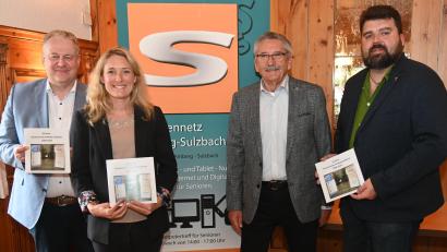Bild: gf
Quasi noch druckfrisch war die Jubiläumsbroschüre, die Jürgen Delle (Zweiter von rechts) an Bürgermeister Stefan Frank (rechts), Landrat Richard Reisinger (links) und die VHS-Leiterin Claudia Mai überreichte.