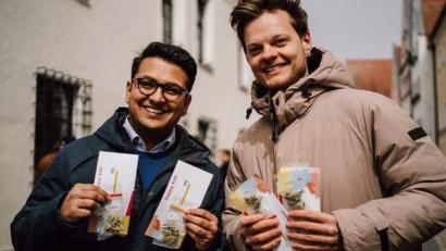 Bild: Elisabeth Röpfl
Tobias Dutta (links) und Phil Hackemann mit der "Cannabis-Schokolade".