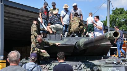 Archivbild: Stephan Huber
Der Tag der Bundeswehr lockte im vergangenen Jahr Tausende Interessierte in die Schweppermann-Kaserne. Nun gibt es für Bürger erneut die Möglichkeit, Einblicke zu gewinnen.