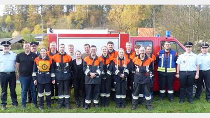 Bild: jp
Stolz zeigen sich die zwei Löschgruppen der Feuerwehr Pfaffenhofen nach der Prüfung. Ihnen gratulieren Kreisbrandmeister Jürgen Ehrnsberger (links), Vorsitzender Stefan Kuhn (Dritter von links) sowie (von rechts) die Kreisbrandmeister Alexander Graf und Florian Schlegel.