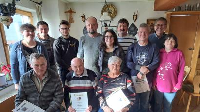 Bild: Josef Hanauer/exb
Ehrungen beim Kleintierzuchtverein: Im Bild vorne von links Bernhard Gleißner, Manfred Schmid, Monika Schmid, hinten von links Ramona Tretter, Andreas Hendl, Simon Hausknecht, Thomas Hoffmann, Nadja Dostler, Helmut Dostler, Jürgen Krüger, Oskar Schuster, Nadine Mitlmeier.