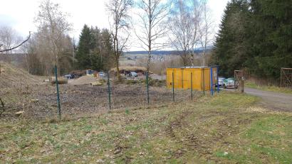 Bild: ld
Künftig muss um den gelben Container herumgefahren werden, um Grünabfälle und Äste abzuladen.