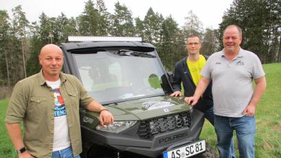 Bild: bra
Ein ATV-Quad hat der Skiclub Unterweißenbach angeschafft. Zweiter Vorsitzender Marco Specht, Kassenverwalter Stephan Lehmann und Vorsitzender Markus Hiltel präsentieren das neue Allround-Fahrzeug.
