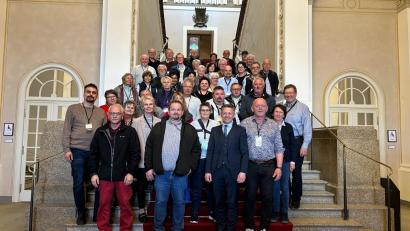 Bild: CSU Ebnath/exb
Bild zeigt die Reisegruppe aus Ebnath im Bayerischen Landtag zusammen mit dem Gastgeber, dem Vizepräsidenten und Landtagsabgeordneten Tobias Reiß (CSU) zusammen mit dem CSU-Ortsvorsitzenden Josef Söllner.