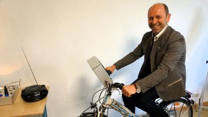 Bild: tra
Bürgermeister Hans Ram musste auf dem Energierad feststellen, dass es gar nicht so einfach ist, Energie zu erzeugen.