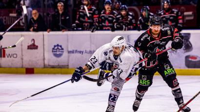 Bild: Werner Moller
Szenen aus dem vierten Play-off-Finale in der Eishockey-Oberliga zwischen den Hannover Scorpions und den Blue Devils Weiden (weiße Trikots).