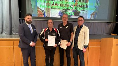 Bild: Bernhard Knauer [krb]
Bürgermeister Sebastian Dippold (links) zeichnet zusammen mit dem Sportreferenten der Stadt Neustadt Wolfgang Schwarz (rechts) Michaela Hausner und Achim Neupert mit der Ehrennadel für Verdienste um den Sport in Silber aus.