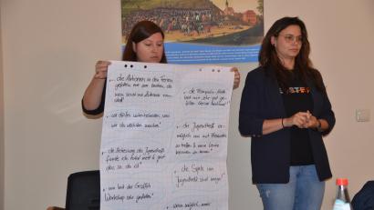 Bild: ak
Theresa Beer und Nicole Mißler (von links) gaben dem Gemeinderat einen Überblick über die Aktivitäten im Kastler Jugendtreff im ersten Halbjahr.