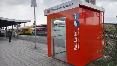 Bild: bl
Am Bahnsteig eins in Schwandorf steht jetzt das neue Video-Reisezentrum. Wer es ausprobiert, stellt fest, dass der Kontakt zu den Bahn-Mitarbeitern sich gar nicht so sehr von der Live-Begegnung am Schalter hinter Glas unterscheidet.