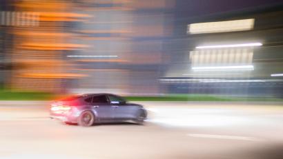 Bild: Julian Stratenschulte/dpa
Die Polizeiinspektion Amberg kontrollierte getunte Fahrzeuge und Raser.