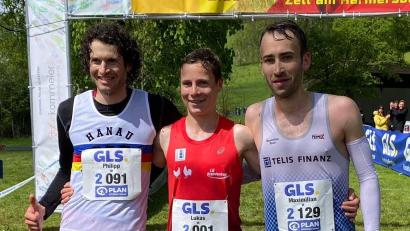Bild: zeu
Die drei Erstplatzierten der Deutschen Berglaufmeisterschaft: (von links) Philipp Stuckhardt (3. Platz), Lukas Ehrle (1.) und Maximilian Zeus (2.).