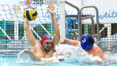 Bild: Büttner
SV-Torwart Andrii Lobodynskyi hielt, was zu halten war. Dennoch mussten die Weidener Wasserballer eine deutliche 6:15-Niederlage gegen den SC Neustadt/Weinstraße quittieren.