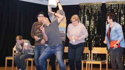 Bild: nib
Ohne Text und nur durch Gestik und Mimik erzählen die Schauspieler sehr eindrucksvoll die Geschichte vom Kinobesuch. Das Bild zeigt (von links) Emilia Langer, Stefan Probat, Gerald Plank, Christian Baumann, Angelika Breitschaft und Sandra Schieder.