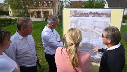 Bild: gf
Bürger fragen – der Planer antwortet: Geduldig erörtern der Architekt Markus Rösch und Bürgermeister Hermann Böhm (links) in Einzelgesprächen ihre Vorstellungen zur künftigen Nutzung der Hupferwiese als Dorfzentrum von Traßlberg.