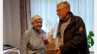 Bild: OGV Bärnau/exb
Für Irmgard Weiß hatte Rudi Standfest ein Geschenk zum 95. Geburtstag mitgebracht.