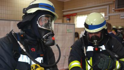 Bild: jr
174 Atemschutztrupps aus der ganzen Oberpfalz nahmen am Freitag und Samstag an einem Atemschutzleistungswettbewerb in Mitterteich teil. An fünf Stationen mussten sie ihr Können und ihre Leistungsfähigkeit unter Beweis stellen.