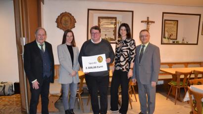 Bild: gi
Der OWV Moosbach übernahm die Anschaffung des neuen Ewigen Lichts in der Pfarrkirche. Der Betrag von 2500 Euro wurde an Pfarrer Udo Klösel (Mitte) durch die Vorstandschaft mit Vorsitzenden Josef Enslein (rechts) übergeben.