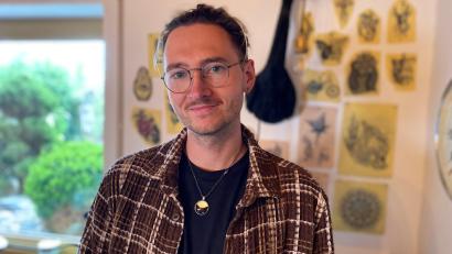 Bild: ck
Der 31-jährige Sebastian Reil hat in Roggenstein mit das Tattoostudio "Cat Corner" eröffnet. Der gelernte Erzieher ist hauptberuflich als Leiter des katholischen Kindergartens St. Maria Vianney in Floß beschäftigt.