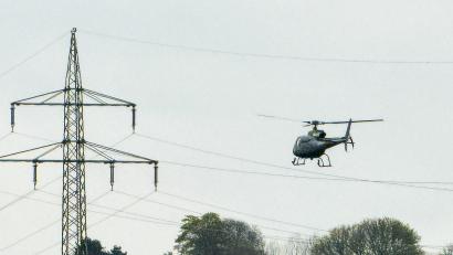 Bild: Matthias Bäumler/fph
Per Hubschrauber kontrollierten Techniker des Bayernwerks Hochspannungsleitungen bei Waldershof.