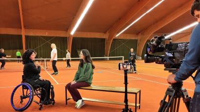 Bild: Friedrich Wölfl/exb
Immer wieder interessieren sich Medien für die „RuF“-Gruppe in der Tennis-Abteilung des SV Mitterteich. Hier im Bild Leiterin Doris Scharnagl-Lindinger (links) bei einem Interview mit dem Regionalsender OTV.