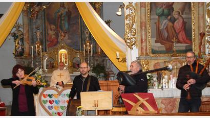 Bild: grm
Den Auftaktgottesdienst zu „900 Jahre Pfarrei Michldorf“ gestaltet die Gruppe „Amici Antiquae Musicae“ auf alten Instrumenten mit alten Liedern und Melodien. Pfarrer Alfons Forster spannt in seiner Predigt einen Bogen vom Beginn des christlichen Glaubens bis hin zur Gründung der Pfarrei Michldorf im Jahre 1124.