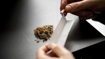 Bild: Hannes P Albert
Ein Mann baut einen Joint. Forscher haben herausgefunden, dass Männer unter 30 Jahren am häufigsten infolge einer Cannabiskonsumstörung an Schizophrenie erkranken.