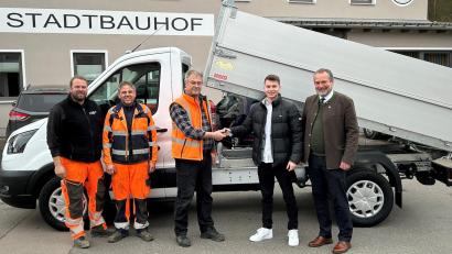 Bild: Marko Pammer/exb
Die Mitarbeiter des Bauhofs Nabburg können jetzt auf einen neuen Pritschenwagen zurückgreifen.