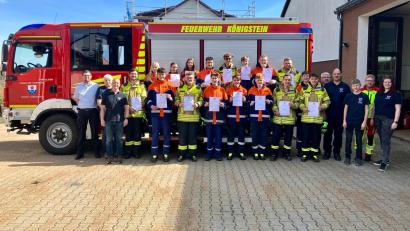 Bild: lei
Die neuen Feuerwehrleute nach ihrer Prüfung mit Kreisbrandmeister Thorsten Jobst, Bürgermeister Jörk Kaduk und den Kommandanten.