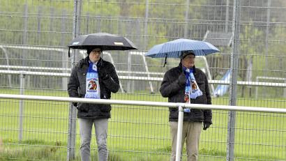 Bild: Hubert Ziegler
Ein Fußball-Wochenende zum Vergessen: Edelfans des SV Raigering verfolgten am Samstag bei Hagel und Regen ein Kreisliga-Spiel. Einen Tag später ging auf den Fußballplätzen im Kreis Amberg/Weiden aufgrund heftigen Schneefalls so gut wie nichts mehr.