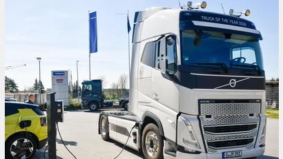 Bild: Petra Hartl
Der Volvo FH Electric ist derzeit der meistgekaufte Elektro-Lkw in Europa. Er zeigt aber auch, wo die Probleme mit dem elektrischen Warenverkehr derzeit noch liegen.