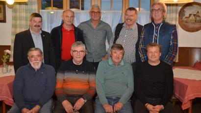Bild: dob
Bei der Siedlergemeinschaft Altenstadt bei Vohenstrauß werden etliche Mitglieder für langjährige Treue geehrt, darunter auch der ehemalige Vorsitzende Willibald Völkl (vorne, Zweiter von rechts).
