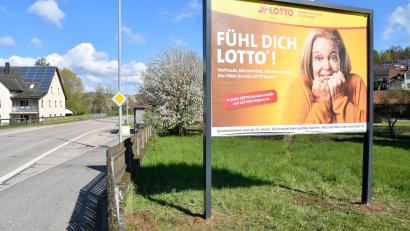 Bild: Petra Hartl
Die Werbetafel von Siegenhofen ist urplötzlich um einen Meter nach rechts verschoben worden. Und offenbar hat sich auf der einen Seite auch wieder ein Unternehmen gefunden, das hier werben will.