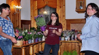 Bild: ds
Gartenbauvorsitzende Verena Frauenknecht (Mitte) bei der Verteilung der rund 100 Blumen, wobei sie von Ingrid Ertel (links) und Elisabeth Steger-Piehl unterstützt wurde.