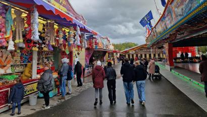 Bild: Tobias Gräf
Häufige Regenschauer, Kälte und ungemütlicher Wind vertrieben viele Besucher vom Dultplatz in Sulzbach-Rosenberg. Die Schausteller hatten zwar zahlreiche und auch neue Attraktionen geboten, doch am Ende schrammten sie nur knapp an einem Draufzahlgeschäft vorbei.