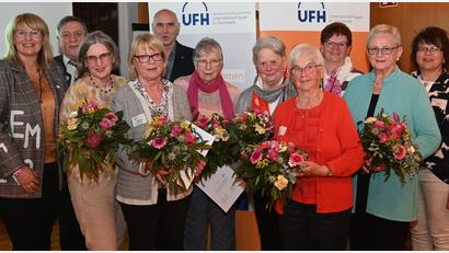 Bild: gf
Bei der Ehrung (von links): Die UFH-Vorsitzende Andrea Seitz, Hans Weber, Andrea Schmid-Hirmer, Margret Schmid, Dietmar Lenk, Lore Fischer, Elisabeth Mosner, Marianne Schwab, Angelika Baumer, Margit Baumer und die stellvertretende UFH-Vorsitzende Maria Blödt.