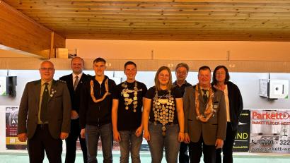 Bild: Schützenverein Wildenau/exb
Die Siegerehrung des Königs- und Bürgerschießens stand beim Schützenverein Wildenau an. Im Bild (von links) Schützenmeister Stephan Trautner, Gauschützenmeister Florian Greil, Vorjahresjugendkönig Ben Dumler, Jugendkönig Lukas Mark, Schützenkönigin Lisa Betz, Dritter Bürgermeister Hans Klupp, Vorjahreskönig Wolfgang Mark und Sportleiterin Angela Petersohn.