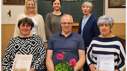 Bild: OGV Münchenreuth/exb
Ehrungen standen beim OGV Münchenreuth an. Im Bild (vorne, von links) Theresia Grillmeier, Gerhard Ernstberger und Andrea Eckstein sowie (hinten, von links) Sonja Heindl, Kreisfachberaterin Manuela Pappenberger und Vorsitzende Maria Schicker.