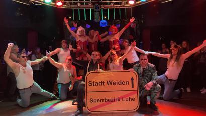 Bild: Ariane Heigl/exb
Das Männerballett "Büffelwasser" begeistert bei der 2. Schirmitzer Ladies Night die Besucherinnen.
