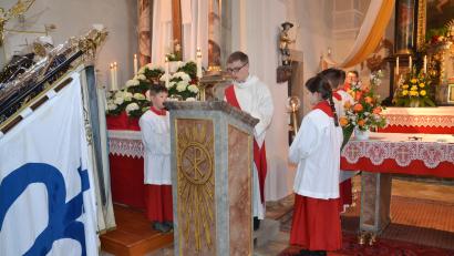 Bild: gi
„Wir brauchen die Gemeinschaft mit anderen Christen“, empfiehlt Diakon Michael Steinhilber bei seiner ersten Predigt in der Kirche seines Heimatortes Etzgersrieth den Gläubigen. Auch Pfarrer Udo Klösel (im Hintergrund) hört aufmerksam zu.