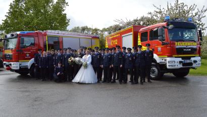 Bild: Thomas Schwarz/exb
Die Feuerwehrkameraden gratulieren Martin und Maria Faderl zur Hochzeit.