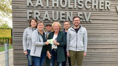 Bild: Gerlinde Piehler/exb
Die Theatergruppe Gebenbach spendet für den SkF (hinten, von links): Renate Scherer-Mende, Sabine Lindner und Hans Kick; vorn (von links): Gerlinde Piehler, Marianne Gutwein und Sascha Hentschke.