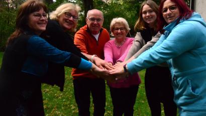 Bild: Kunz
Bettina Hahn (Zweite von links), Geschäftsführerin und pädagogische Leiterin des Evangelisches Bildungswerk Oberpfalz, gratuliert den Familienpaten (von links) Otilia Laskovska, Richard und Christa Christl, Sophia Neubauer sowie Kathrin Walter.