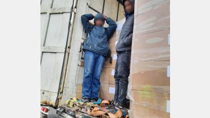Bild: Bundespolizei
Polizeibeamte und Zöllner aus Waidhaus und Vohenstrauß befreien einen Eritreer und einen Nepalesen nach einer Odyssee aus diesem bulgarischen LKW.