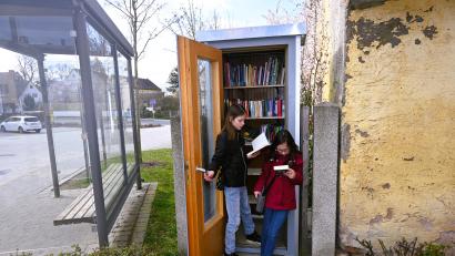 Bild: kki
Sarah und Paula sind in der neuen Bücherzelle hinter der Bushaltestelle in Pirk bereits fündig geworden.