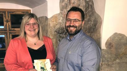 Bild: wro
Ab Mai wird Veronika Höcht (links) nicht mehr Markträtin in Falkenberg sein. Der Abschied fiel ihr, Bürgermeister Matthias Grundler (rechts) und den Kolleginnen und Kollegen alles andere als leicht.