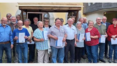 Bild: VdK Krummennaab-Reuth/exb
Ehrungen standen beim VdK-Ortsverband Krummennaab-Reuth auf der Agenda. Vorsitzender Bernd Wagner (links) dankte den Mitgliedern für ihre Treue.
