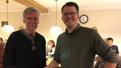 Bild: mma
Vorsitzender Tobias Christau (rechts) gratuliert Helmut Kern zur Ehrenmitgliedschaft beim Fischereiverein Hahnbach.