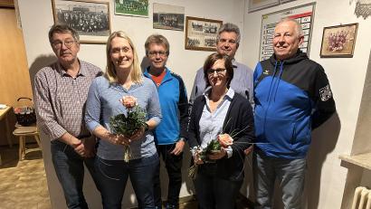 Bild: Aneta Siegert/exb
Die Volleyballabteilung im TuS Schnaittenbach bestätigt ihren Vorstand (von links): TuS-Vorsitzender Gerald Dagner, Martina Igl-Kellner, TuS-Jugendleiter Franz Schumann, Sandra Werner, Bürgermeister Manfred Schlosser und Präsident Günter Dobmeier.