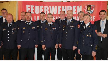 Bild: Hirsch
Der neue Vorstand des Kreisfeuerwehrverbandes mit Landrat und Bürgermeister. Kreisbrandrat Christian Demleitner (Vierter von rechts) wurde für weitere sechs Jahre im Amt des Vorsitzenden der 148 Mitgliedsvereine bestätigt.